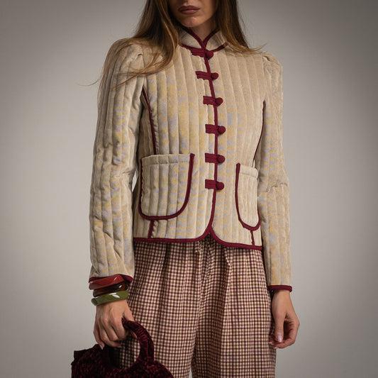 Chaqueta Micropana ribetes burdeos