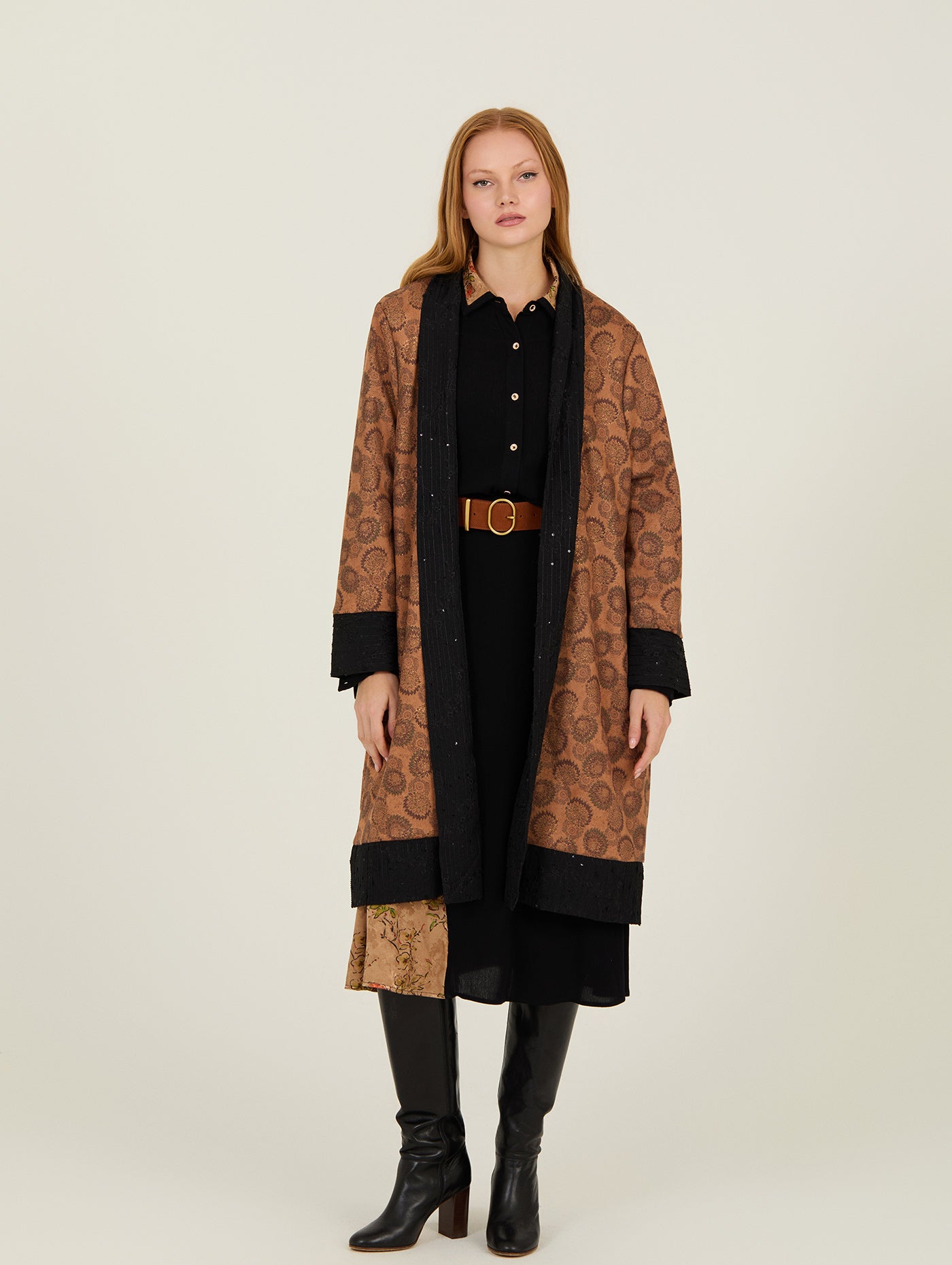 Abrigo marrón forro lunares