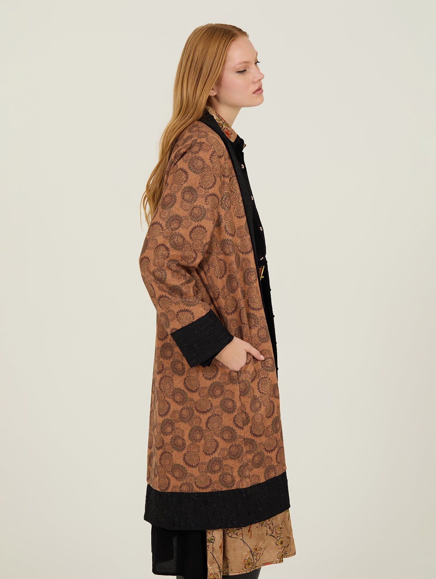 Abrigo marrón forro lunares