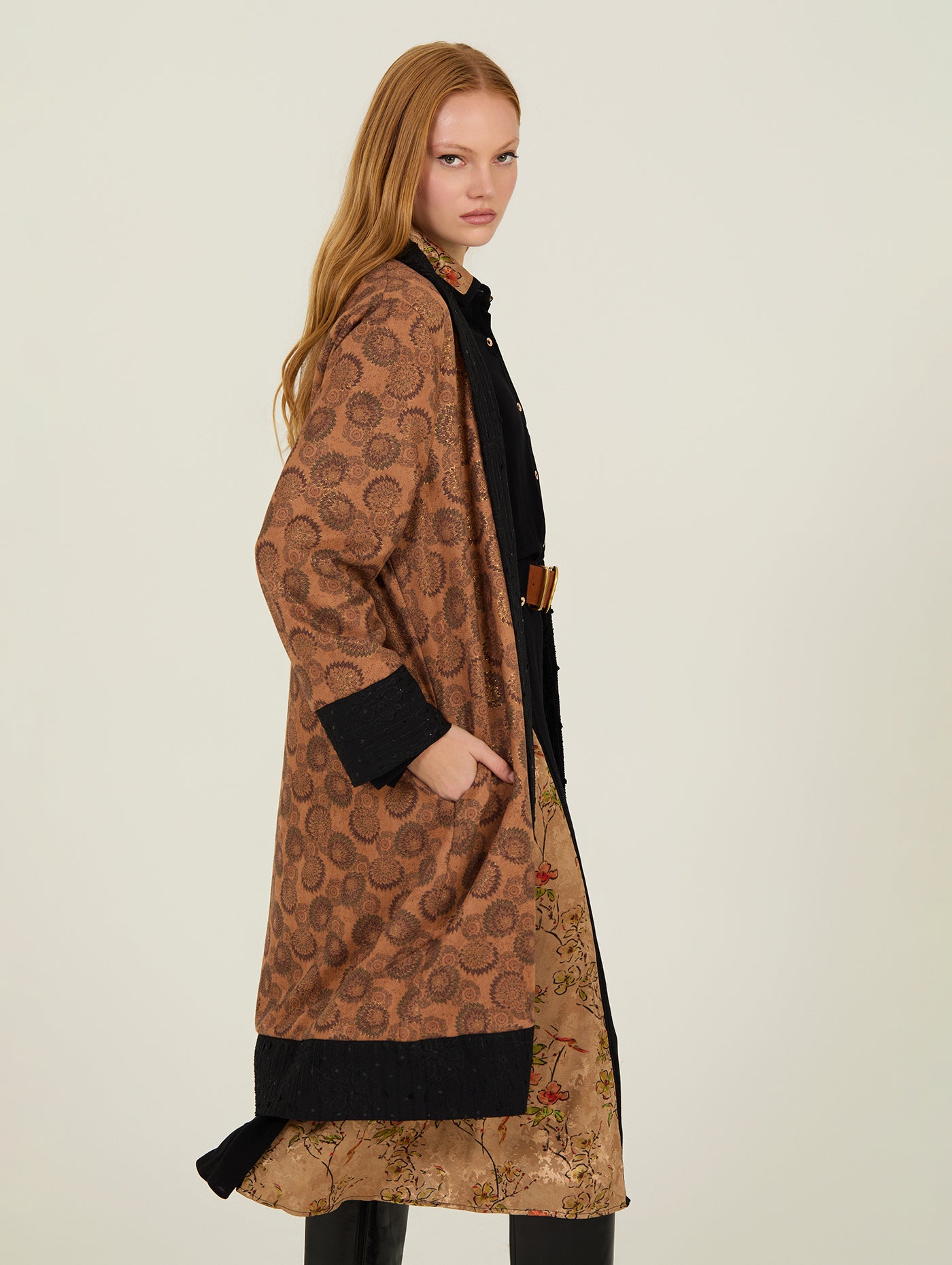 Abrigo marrón forro lunares