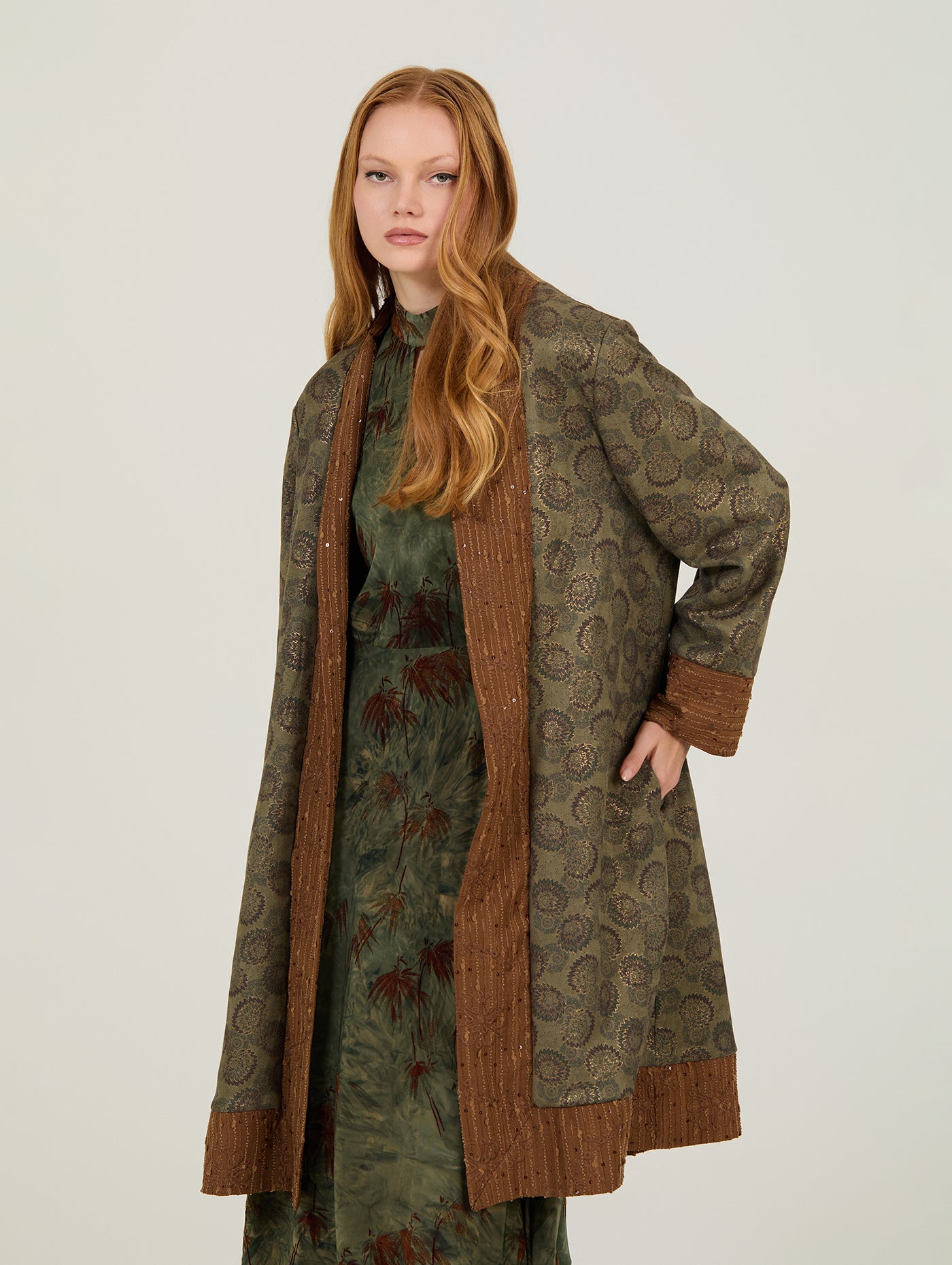 Abrigo marrón forro lunares