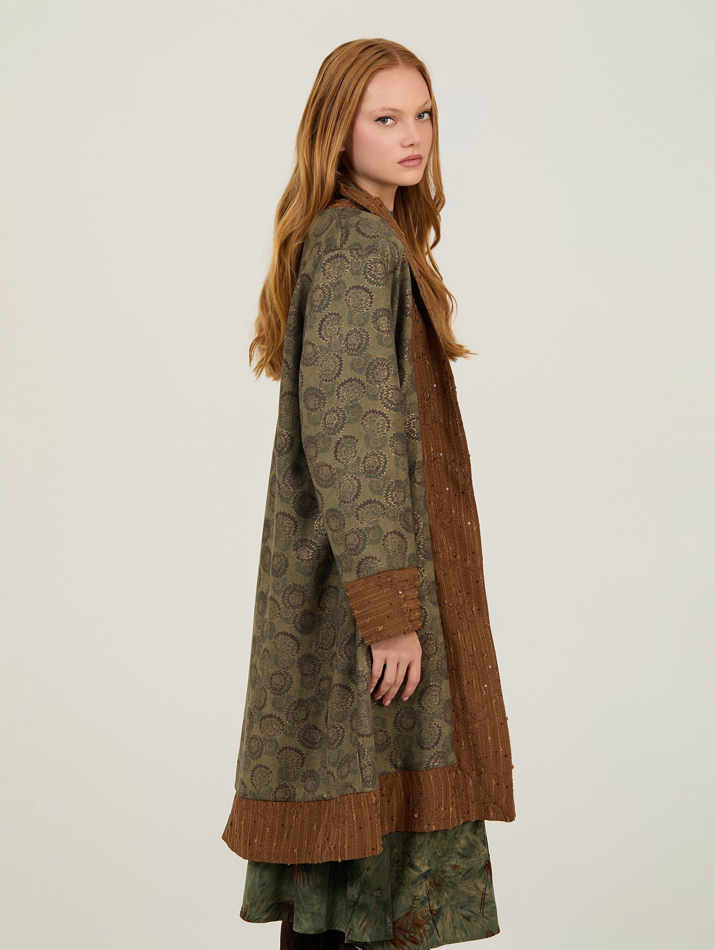 Abrigo marrón forro lunares