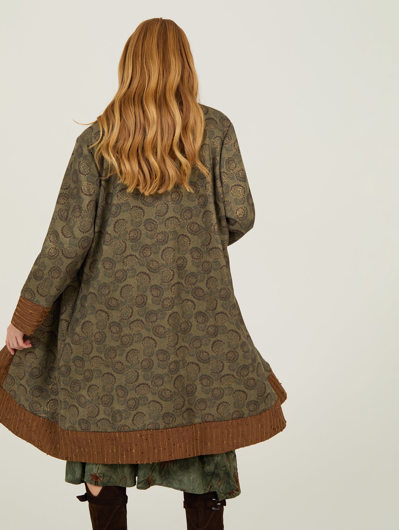 Abrigo marrón forro lunares