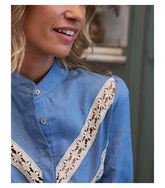 Camisa vaquera con bordados