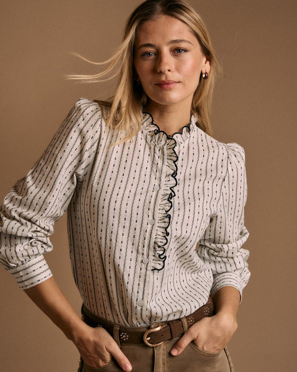 Blusa volante ribete negro