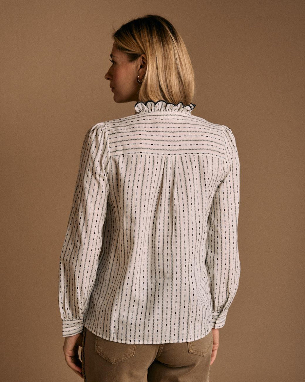 Blusa volante ribete negro